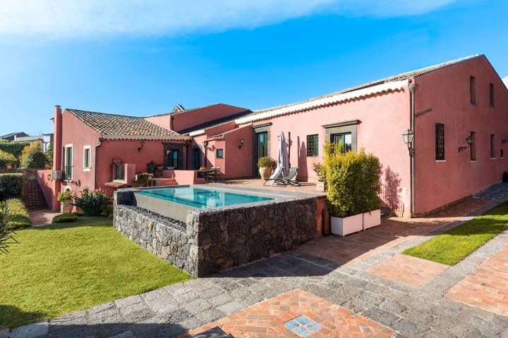 Casa vacanza per 8 persone, con terrazza e giardino in Viagrande