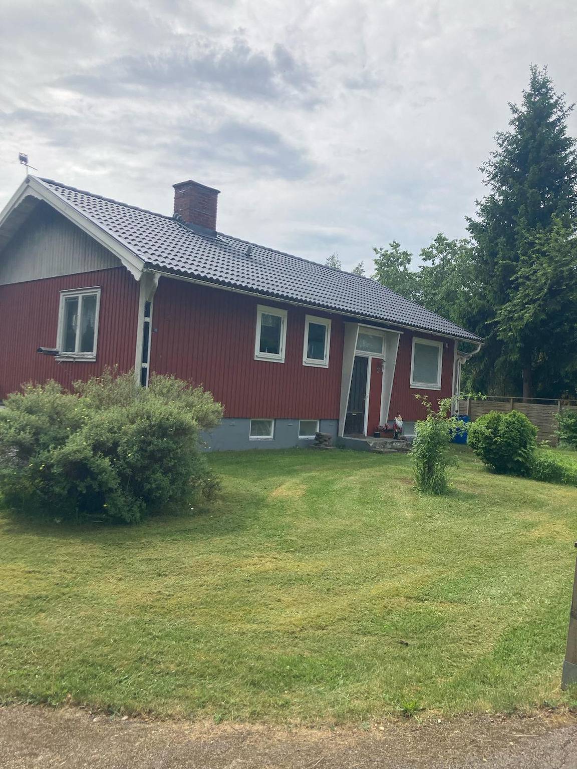 Rot-weisses Ferienhaus in Småland in Seenähe mit Boot in Kronoberg