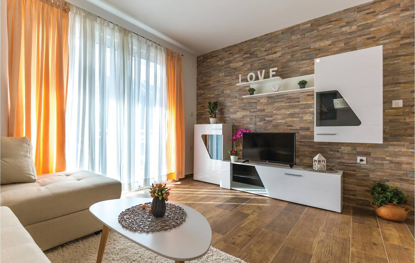 Entire vacation apartment, Vacation apartment for 6 people with terrace in Makarska Riviera