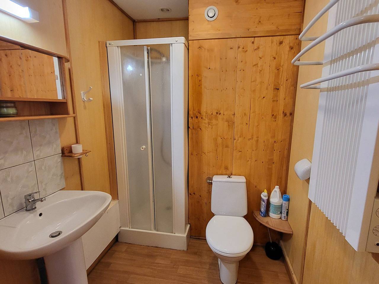 Ganze Wohnung, Ruhige Wohnung im Chalet, Terrasse, Haustiere erlaubt in La Tania, La Perrière