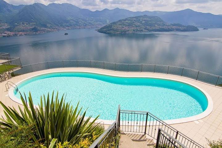 Ferienwohnung für 4 Personen, mit Balkon/Terrasse und Pool sowie Seeblick am Iseosee