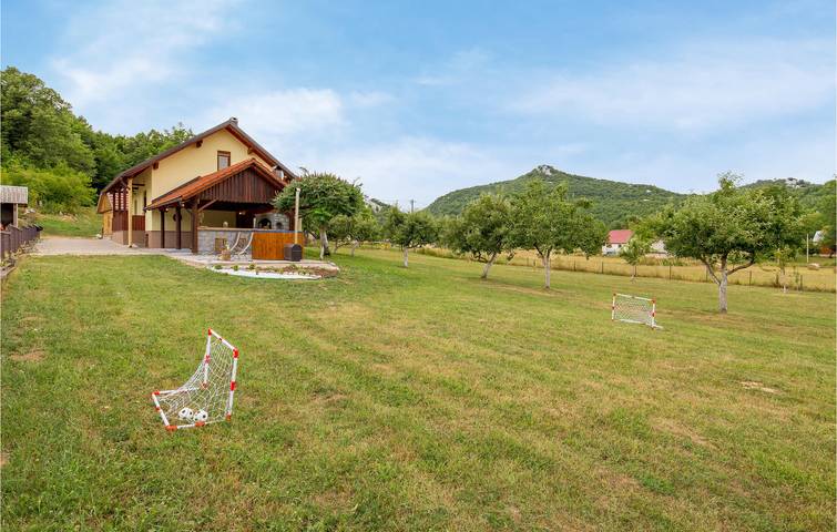 Charmante 2-Zimmer-Wohnung mit Terrasse in der Nähe des Flusses Lika in Gospitsch, Lika-Senj