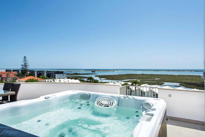 Apartamento de férias para 6 pessoas, com vista e piscina e ainda jardim and vista para o lago em Fuseta