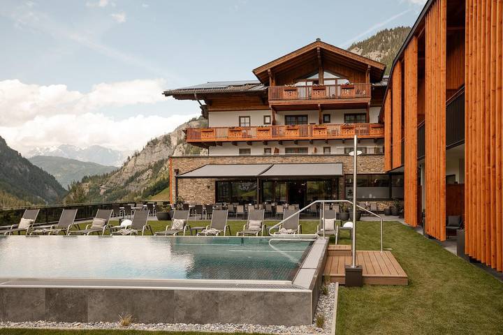 Hôtel pour 5 personnes, avec Balcon et Terrasse ainsi que Jardin et Piscine à Grossarl