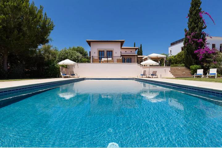 Villa for 6 people, with garden and pool as well as children pool, child-friendly in Aphrodite Hills