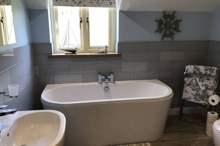 Countryside Home with jacuzzi hot tub, open plan living and wood burner. in Denbighshire