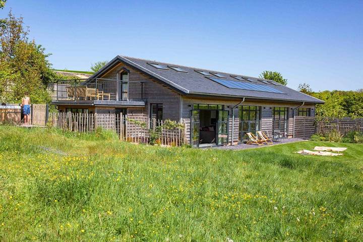 Villa for 6 people, with hot tub and garden as well as terrace in Sussex