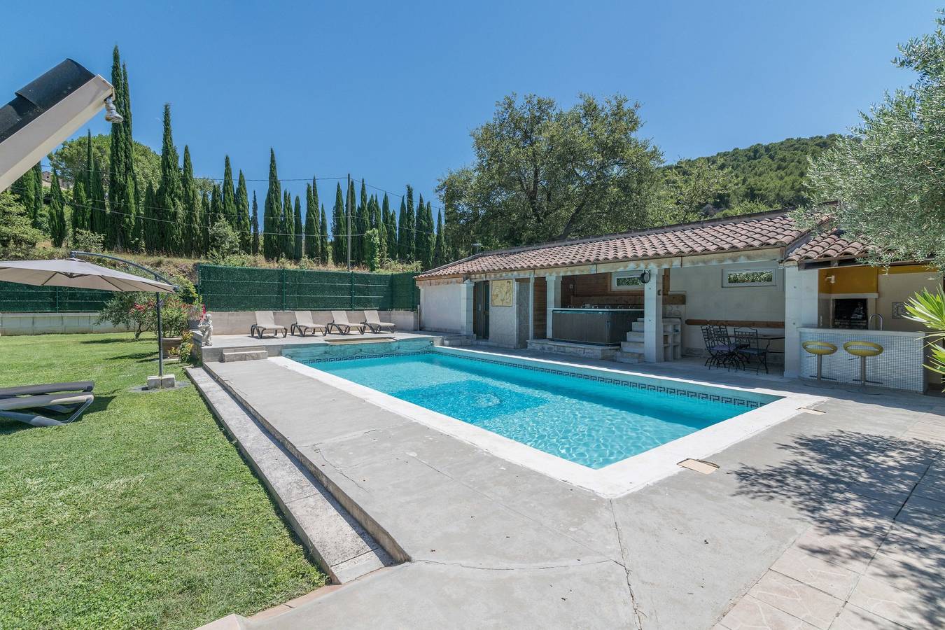Casa de vacaciones 'Domaine Du Courroussouve' con vistas a la montaña, Wi-Fi y aire acondicionado in Oppède, Parque natural regional del Luberon