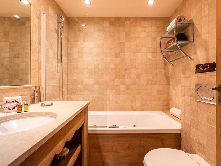 Entire apartment, Luxury 112m² Apt in Courchevel 1850 - Central Location - 6 Guests - Near Slopes in Courchevel 1850, Saint-Bon-Tarentaise