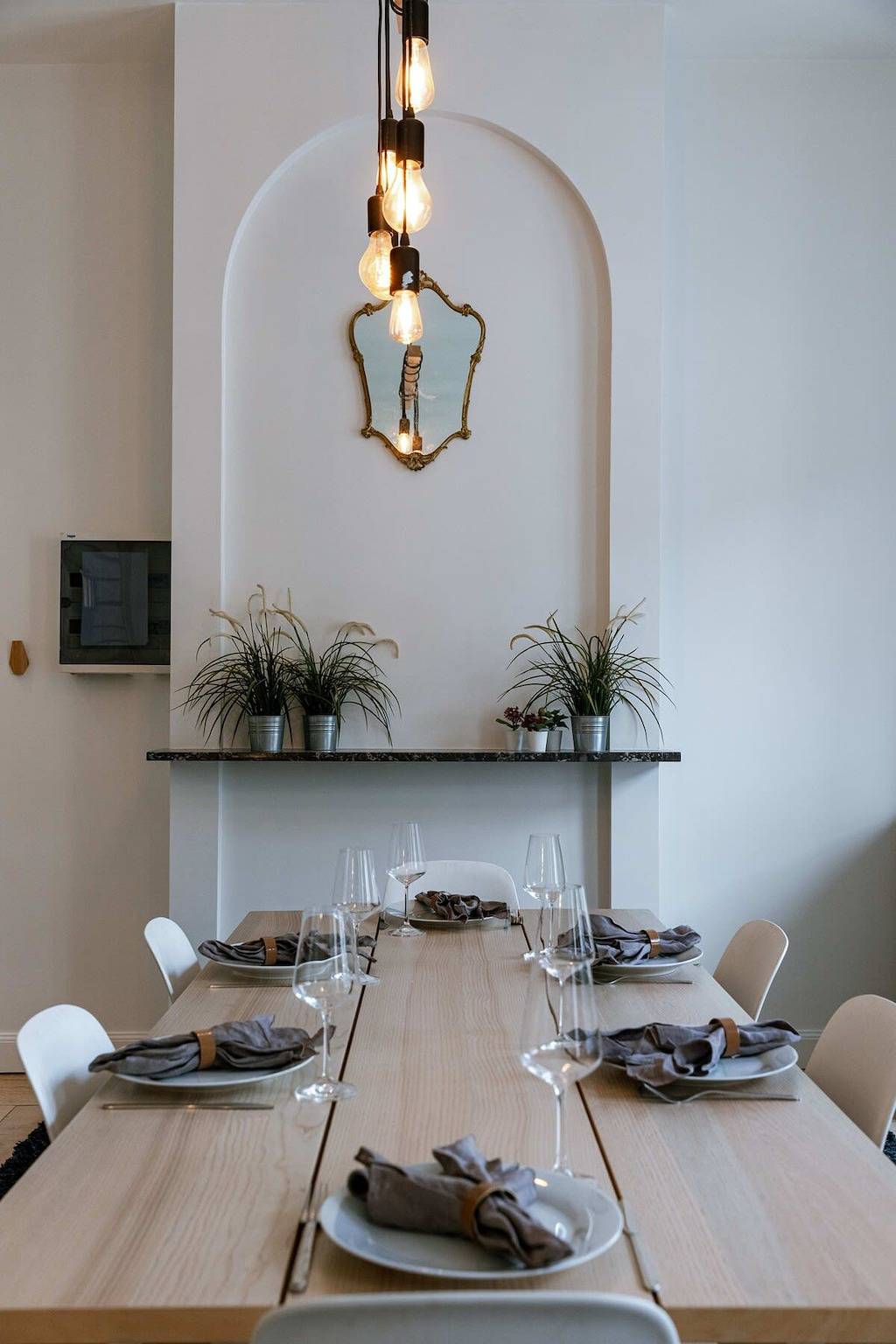 Entire apartment, Ghent's Gravensteen View: Historic Apartment with 4 Beds & Prime Location in Ghent, East Flanders