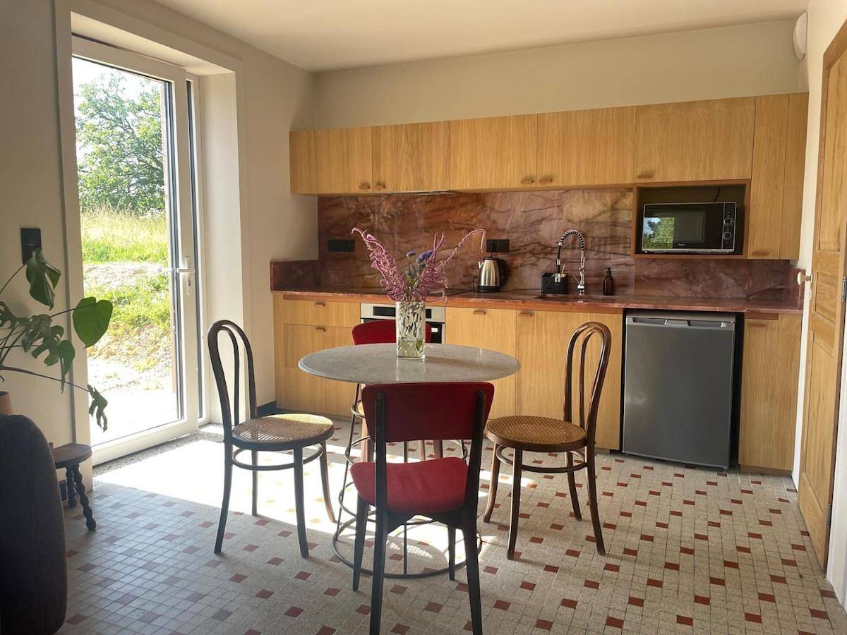 La maisonnette in Montaigu-la-Brisette, Côte de la Déroute