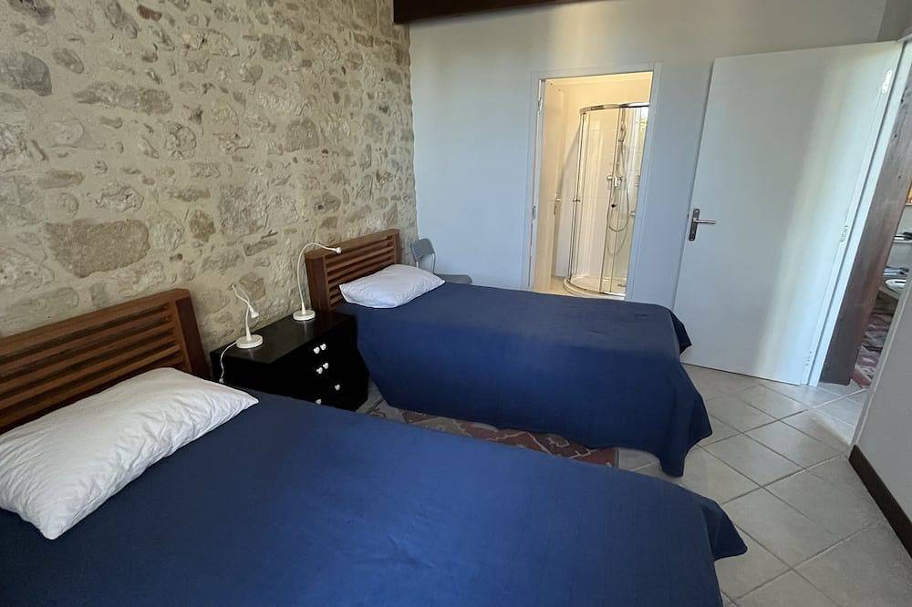 Ganze Wohnung, 2 bedroom 2 bathroom apartment in an ancient convent c1400. in Gensac, Libourne und Umgebung