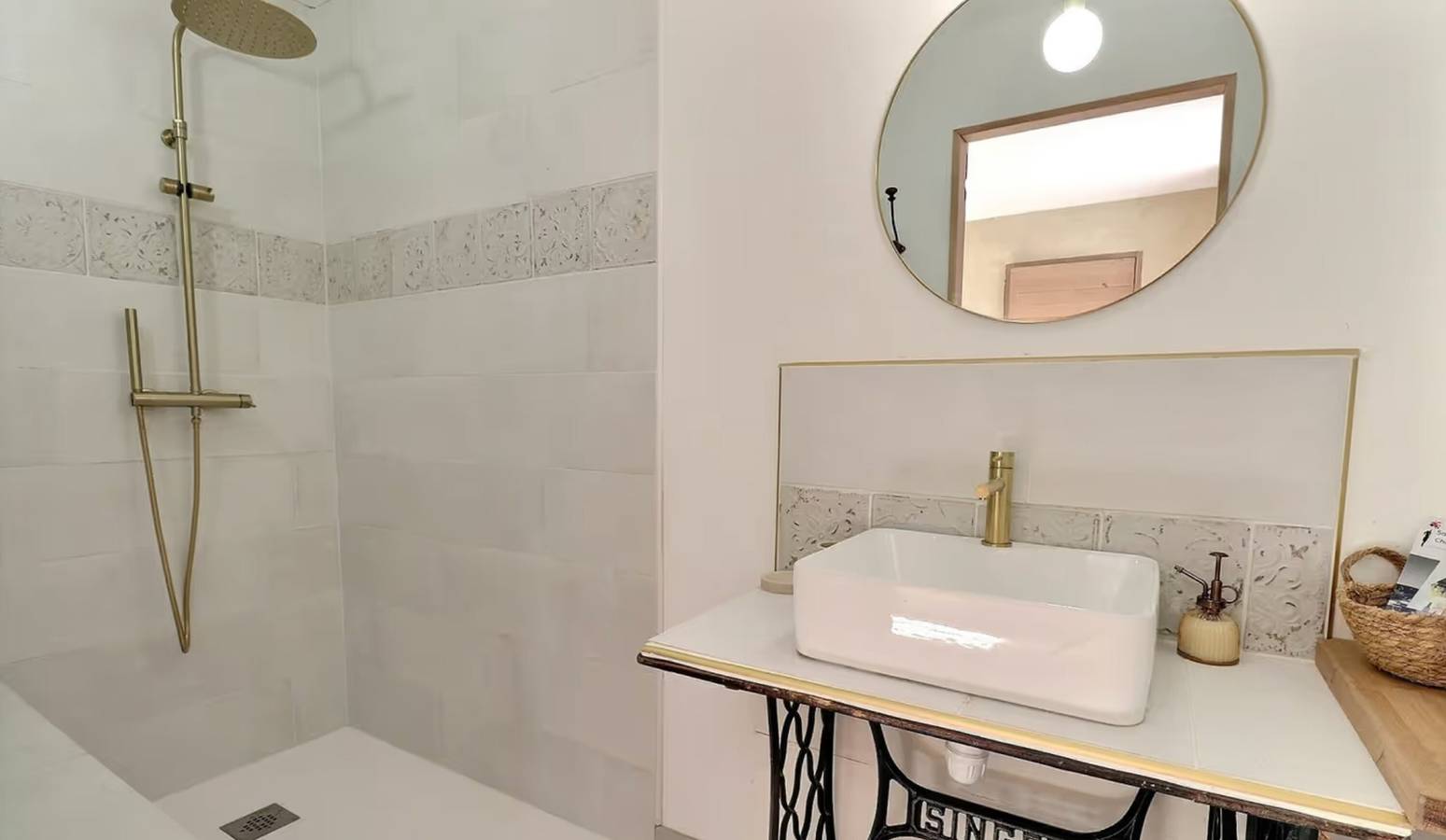 Chambre d’hôtes « La Terre d’à Côté » avec terrasse partagée et Wi-Fi in Saint-Remèze, Privas