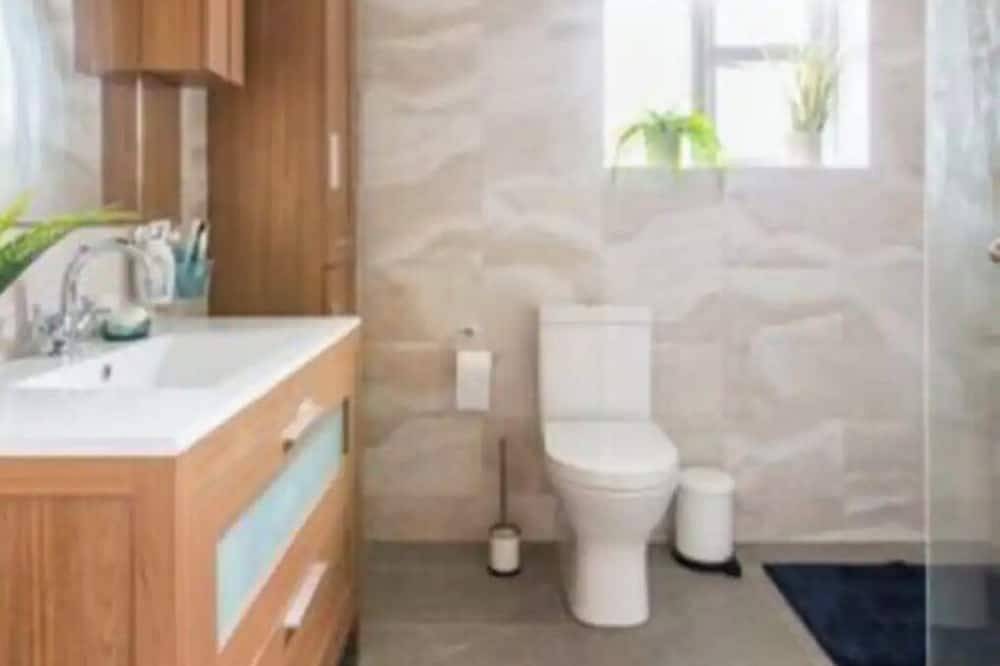 Cosy double room with king size bed in Kilnamanagh Dublin 24 in South Dublin, County Dublin