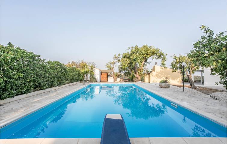 150 sqft Location de vacances avec parking, climatisation, piscine et cuisine in Modica, Province de Ragusa