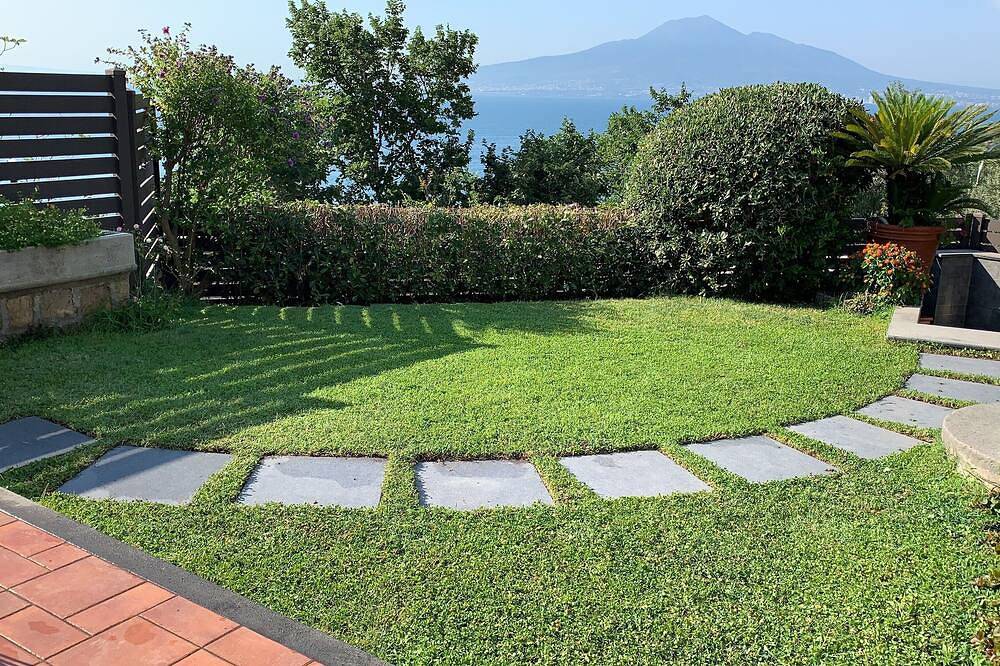 Villa Bikini, a paradise on the rock steep above the sea with swimming pool. in Vico Equense, Penisola Sorrentina