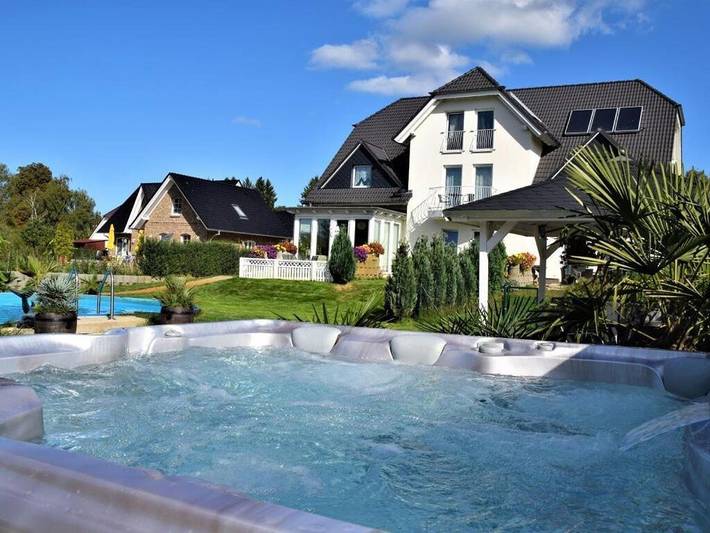 Ferienhaus für 4 Personen, mit Whirlpool und Terrasse sowie Garten und Pool in Benz
