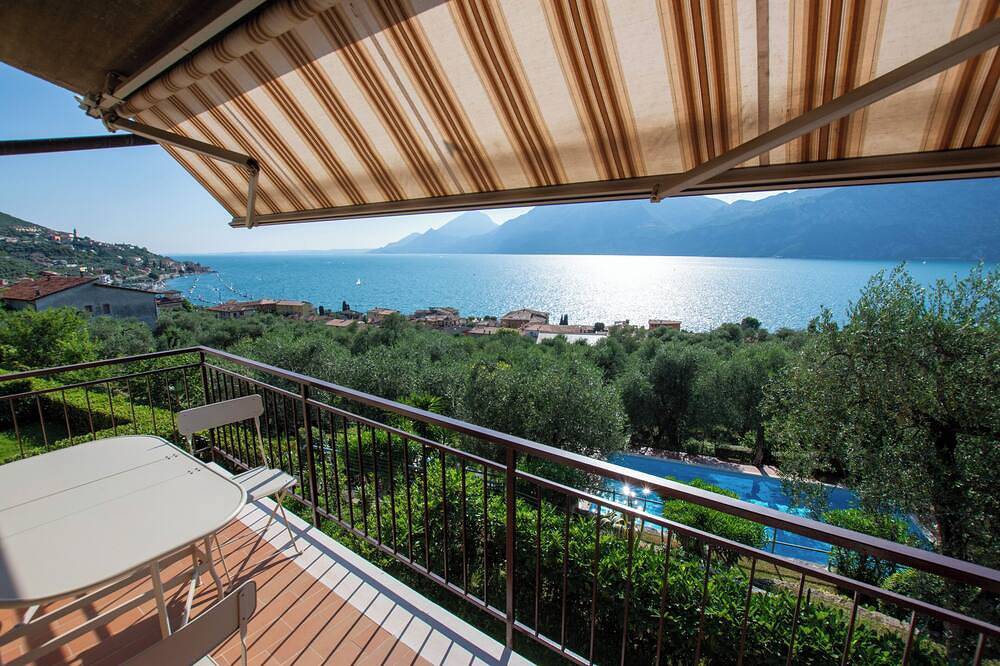 Appartamento intero, Meraviglioso balcone sul lago con bella piscina e giardino tra palme ed ulivi in Brenzone, Prealpi Gardesane