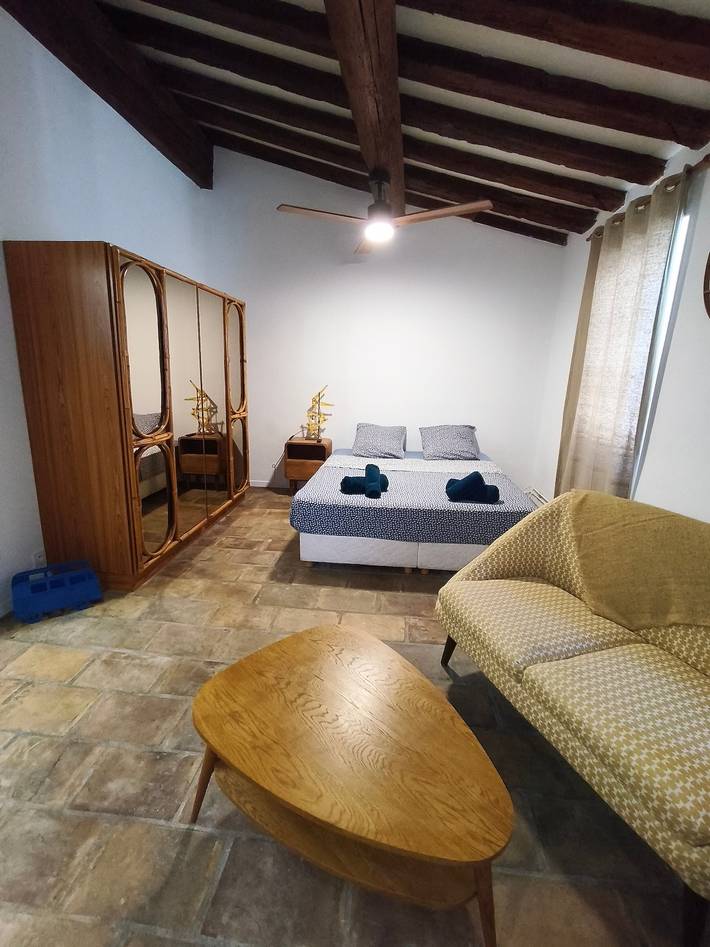 Appartement entier, Appartement tout équipé avec terrasse partagée, abris vélos et Wi-Fi in Beaucaire, Région de Nîmes