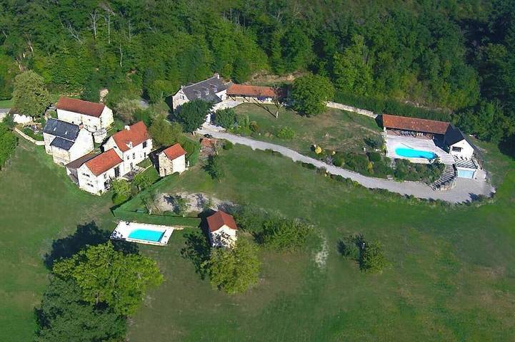 Location de vacances pour 30 personnes, avec Piscine à Maleville