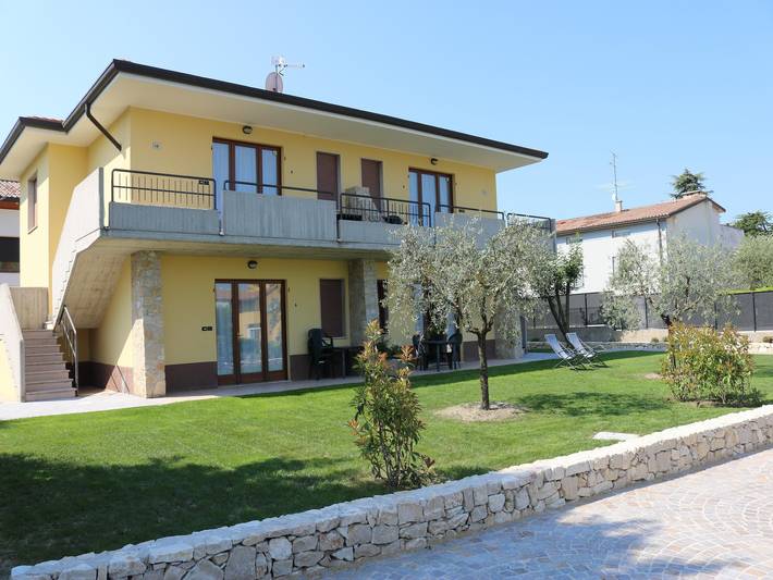 Ferienhaus für 4 Personen, mit Terrasse und Pool sowie Balkon/Terrasse in Lazise - 2