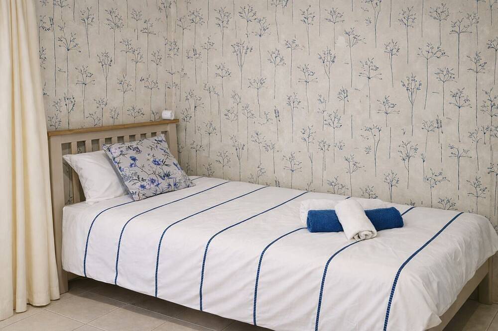 Entire apartment, Best location- Harbour and promenade, 2Br/2 baths apartment with private garden in Alykes Beach, Paphos