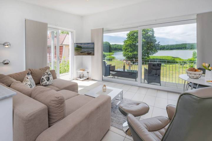 Ferienwohnung für 3 Personen, mit Balkon und Garten sowie Seeblick und Ausblick