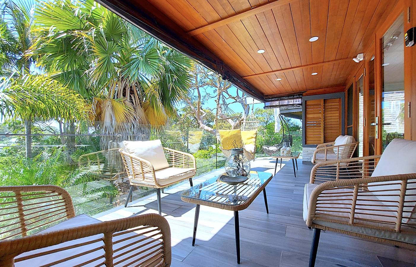 Charming Retreat! at Famous Palm Beach! Outdoor Spa till 8! Walk to Ocean beach! in Sydney, New South Wales