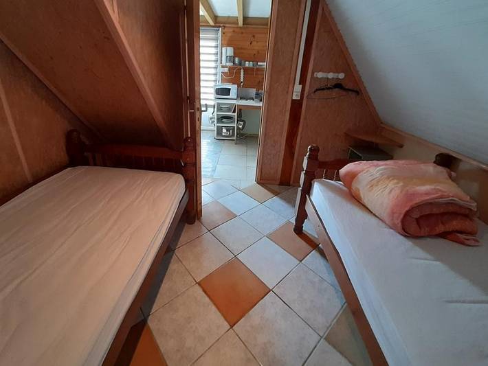 Camping Le Nizour - Hébergement 8 personnes - Hutte - 3 chambres - Sans salle d'eau ni Wc in Sireuil, Charente