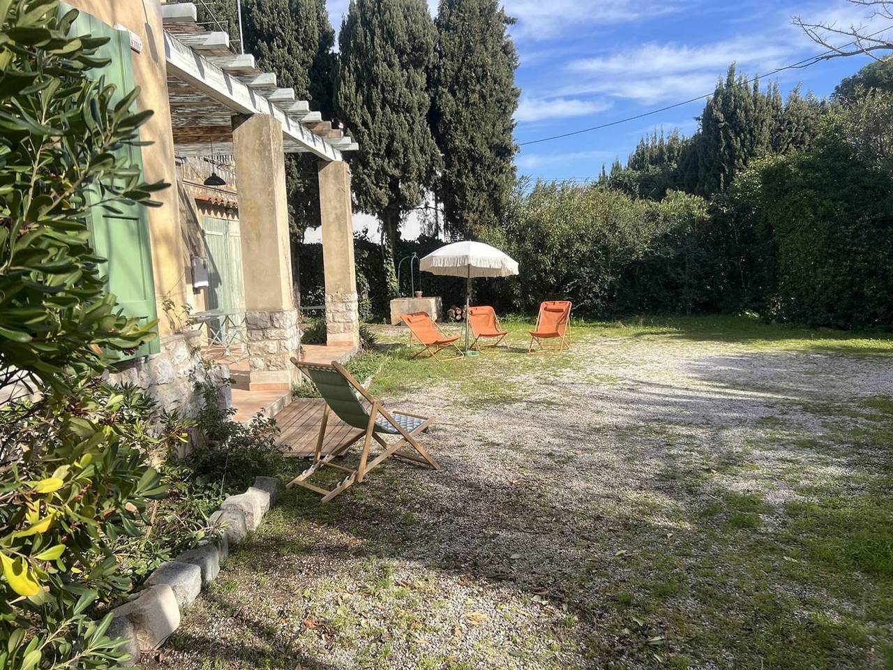 Appartement entier, Appartement calme avec jardin à 50m de la plage, Wifi, parking et équipements de qualité in La Ciotat, Région de Marseille