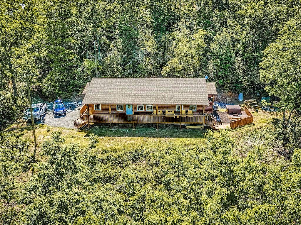 Heavenly mountain views! Premium luxury cabin. Step free entry-Harrah’s Casino. in Jackson County