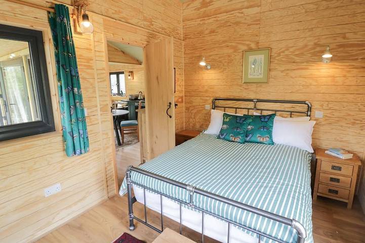 Dragonfly, pet friendly, with hot tub in Dunchurch in Bourton And Draycote, Warwickshire