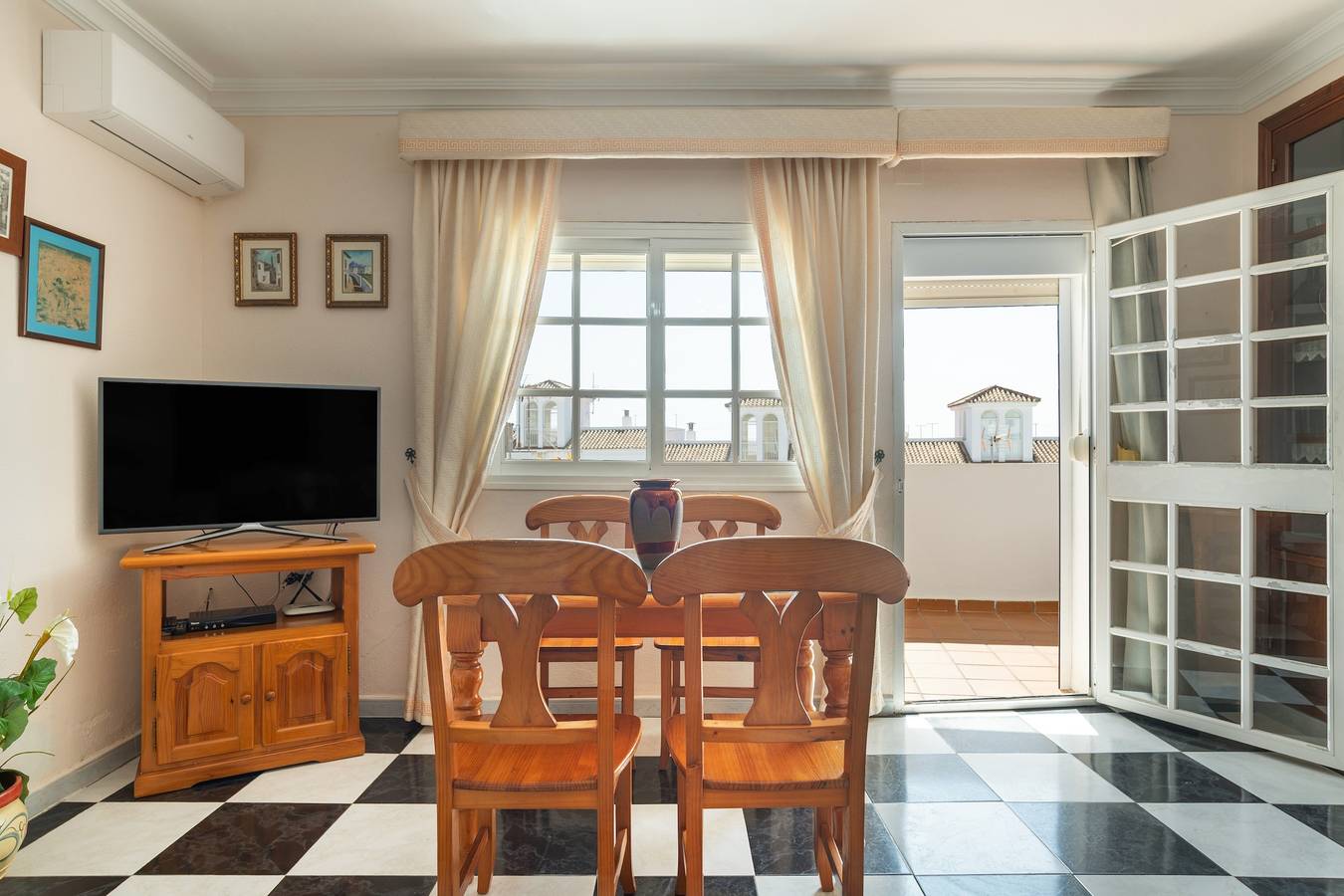 Apartamento entero, Apartamento 'Elvira' con vistas al mar, terraza privada y Wi-Fi in Conil de la Frontera, Costa de la Luz