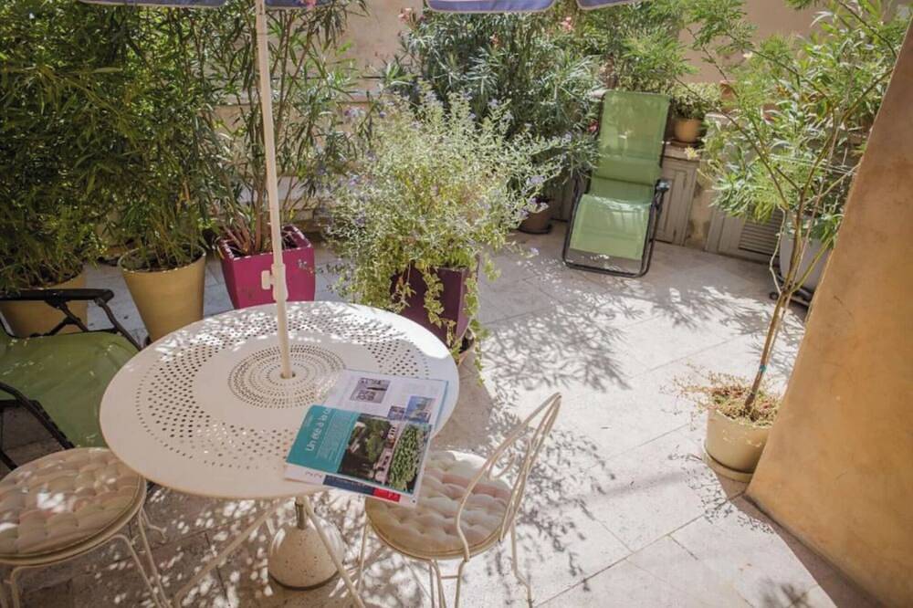 Appartement entier, The Music Room – a lovely 2 pers. studio in Lourmarin village with terrace in Lourmarin, Parc naturel régional du Luberon
