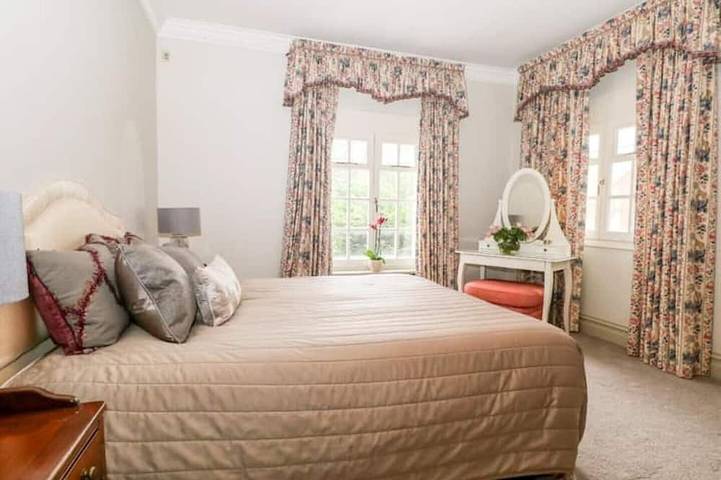 Luxury Sunningdale Estate with Heated Pool & Private Italian Chef on Request in Sunningdale, Berkshire