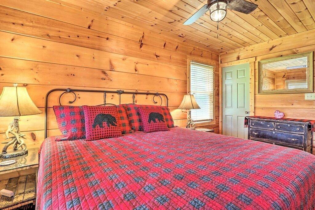 Mountain Cabin Getaway w/Hot Tub & Fire Pit! in Blount County