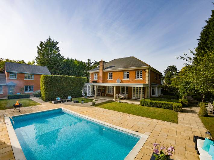 Casa rural para 14 personas, con piscina además de terraza y jardín - 1
