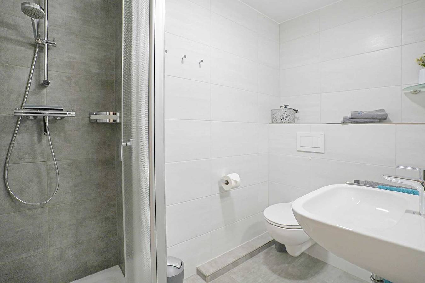 Apartamento entero, Apartamento en primera línea de playa con balcón y surf a 1 km in Norddeich, Norden y sus alrededores