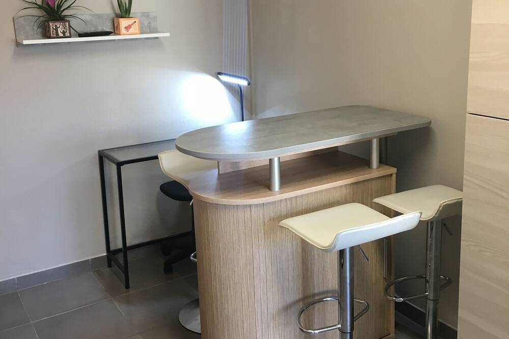 Appartement entier, Studio Meuble Neuf  Dans Quartier Tres Calme in Surgères, Région de Rochefort