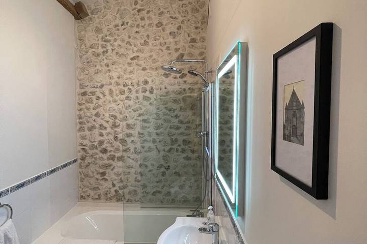 Gîte pour 4 personnes, avec jardin ainsi que terrasse et piscine à Chalais - 4