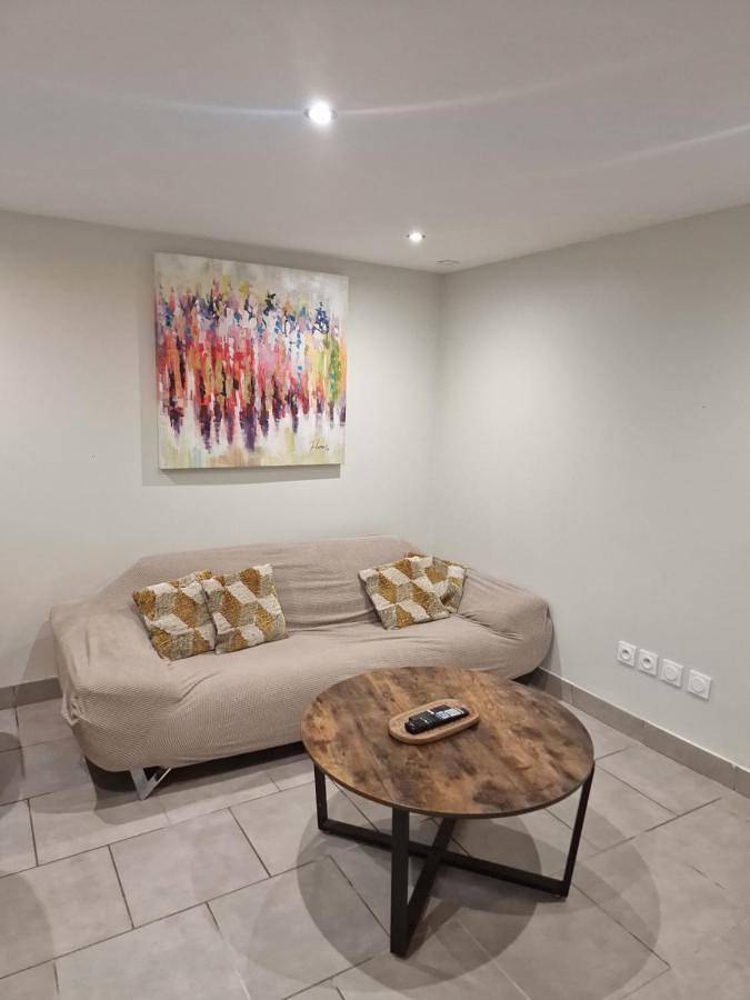Appartement entier, One-Bedroom Apartment in Pusignan, Lyon et ses environs