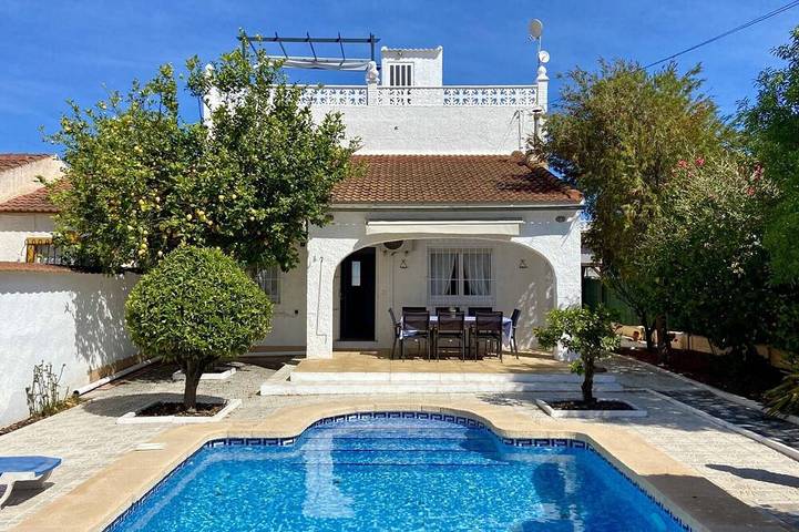 Cheap villa for 8 people, with terrace and garden in Torrevieja