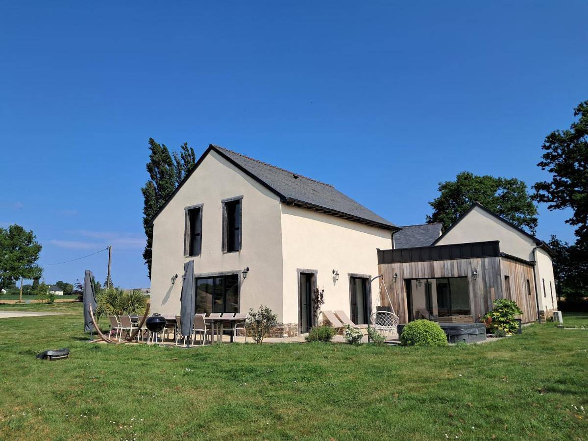 Two-Bedroom House in La Mézière, Région de Rennes