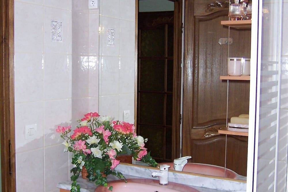 Cottage Blumen / Finnisch Kota im Garten in Ban-de-Laveline, Regionaler Naturpark Belchen der Vogesen