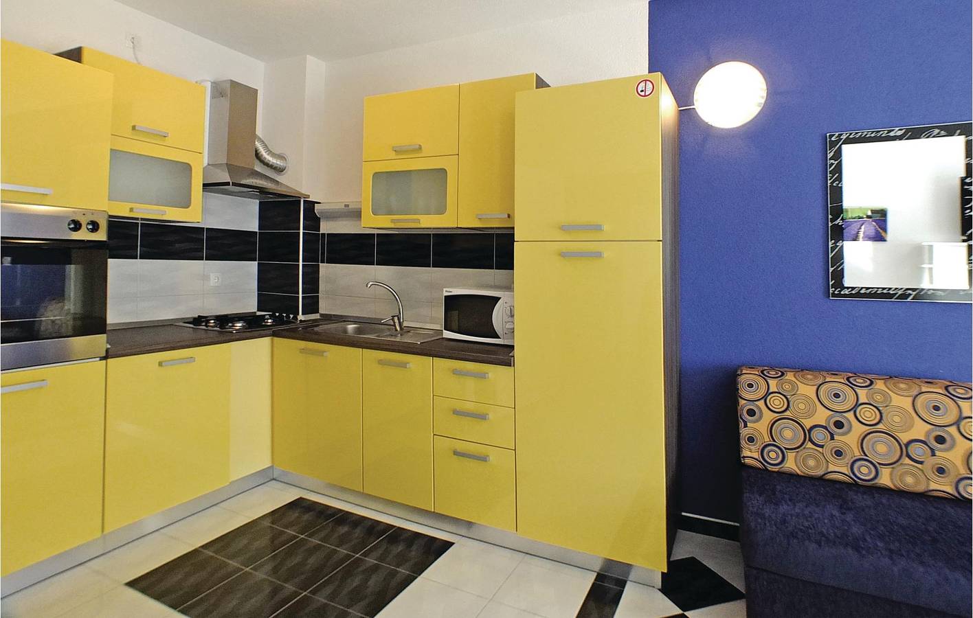 Appartement de vacances entier, Appartement confortable avec Wi-Fi et terrasse, à 800 m du bord de mer à Makarska in Makarska, Makarska riviera