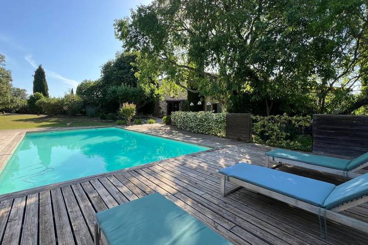 Location de vacances pour 14 personnes, avec jardin et piscine à Eygalières