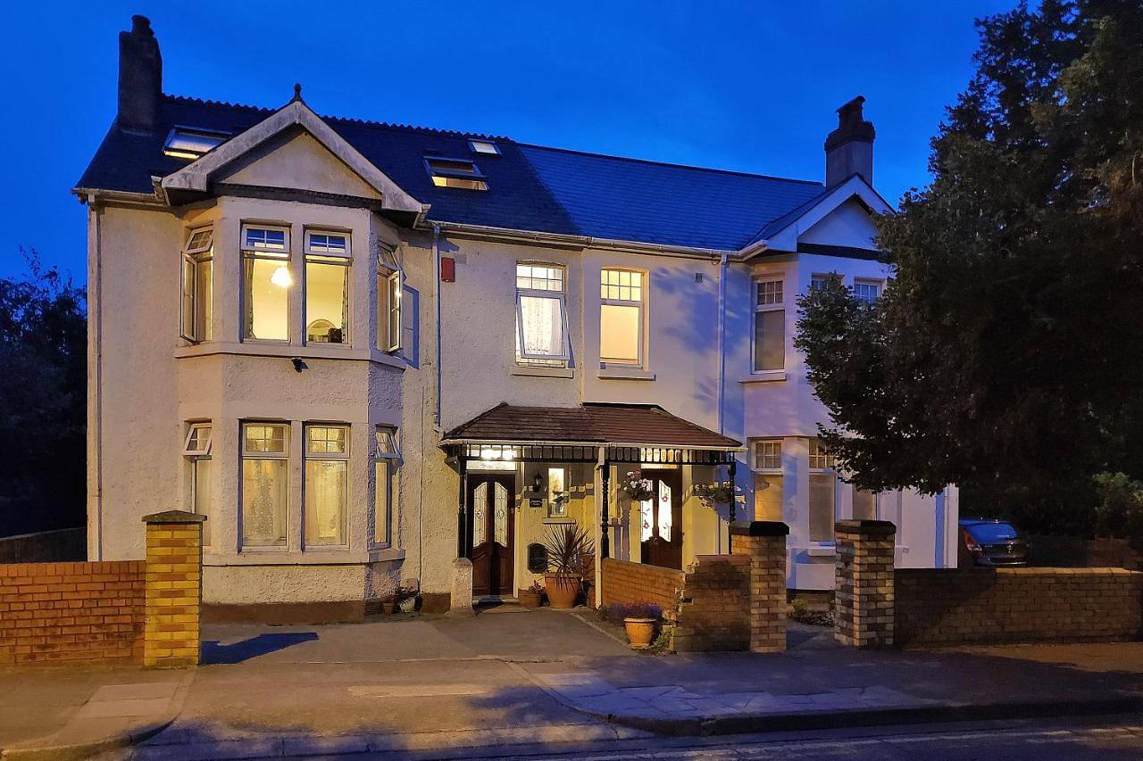 Double Room with Shared Bathroom in Penarth, Cardiff