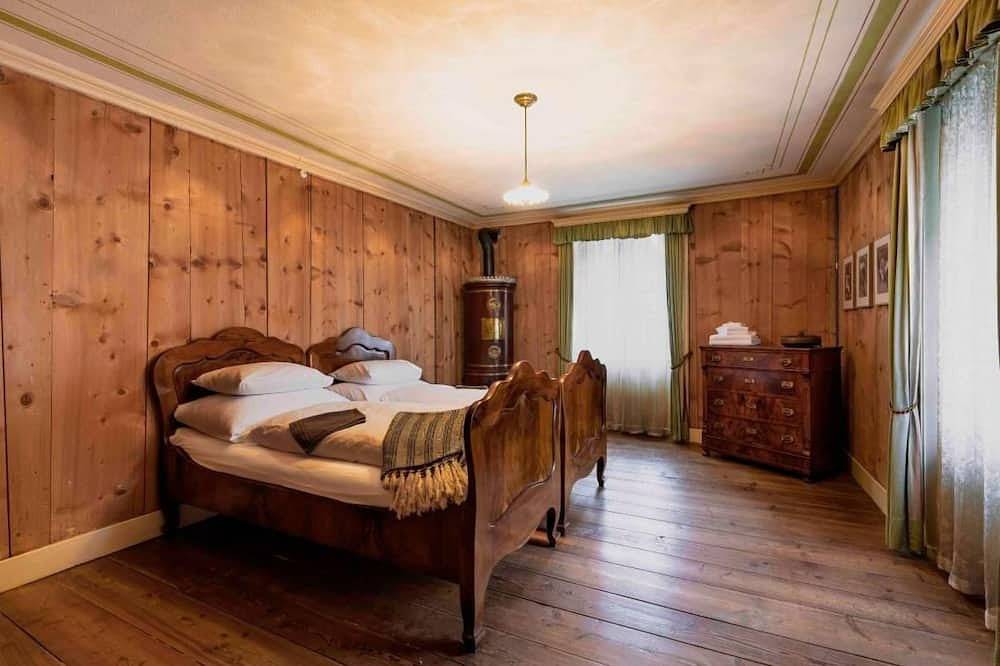 Bündner Zuckerbäckerpalazzo unter Denkmalschutz in Poschiavo, Livigno Alpen