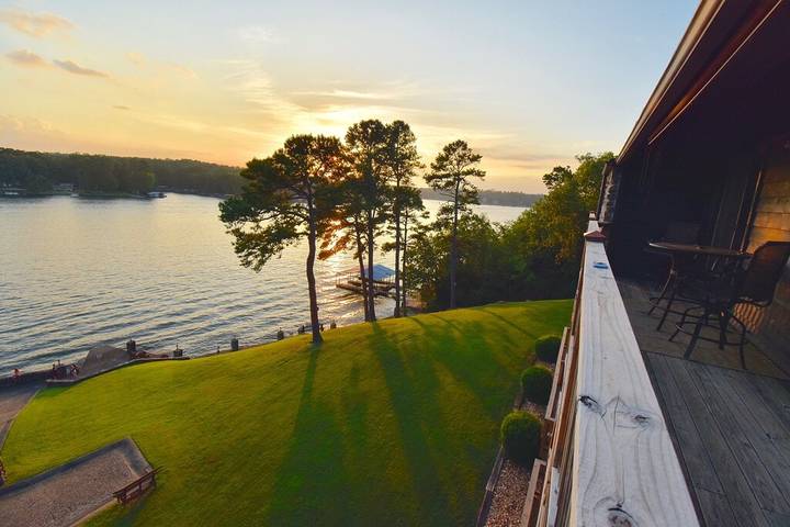 Vacation rental for 6 people, with pool and balcony as well as yard in Hot Springs