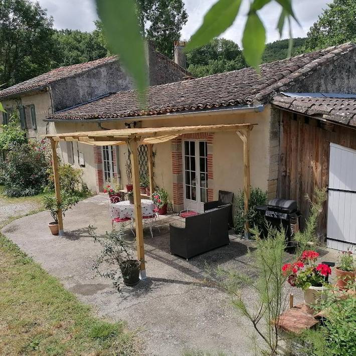Location de vacances pour 3 personnes, avec Terrasse et Vue à Puycalvel